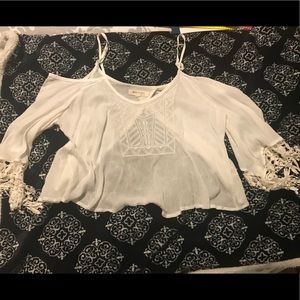 Junior’s White flowy crop top with open back